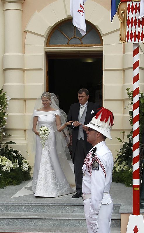 El vestido de Charlene, de Armani, adornado con 40.000 cristales Swarosky y con 30.000 perlas doradas.