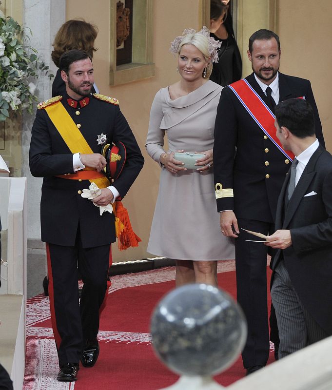 El príncipe Haakon de Noruega (a la derecha) y la princesa Mette-Marit (al centro) y Guillermo, Duque de Luxemburgo llegan a la boda.