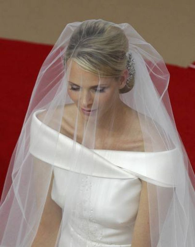 El velo permite ver con claridad el favorecedor vestido de escote tipo barco que Charlene ha elegido