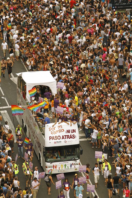 Vista de una de las carrozas que han participado en la manifestación estatal del Orgullo Gay, convocada por colectivos de lesbianas, gais, transexuales y bisexuales (LGTB).