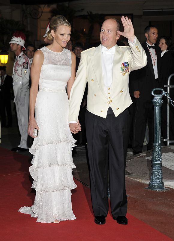 El Príncipe Alberto y su esposa asisten a la cena oficial celebrada tras la boda religiosa.
