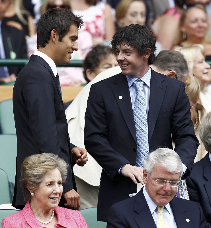 El golfista Rory McIlroy, espectador de la final un asiento por detrás del ex primer ministro británico John Major