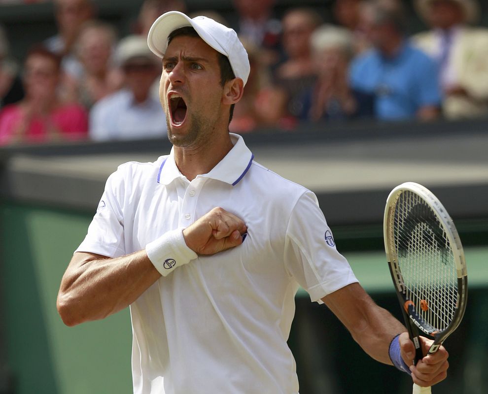 Djokovic celebra un set dándose golpes en el pecho