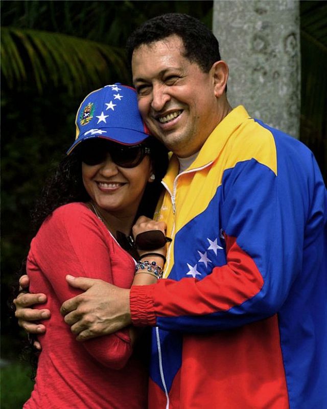 Chávez posa sonriente con una de sus hijas