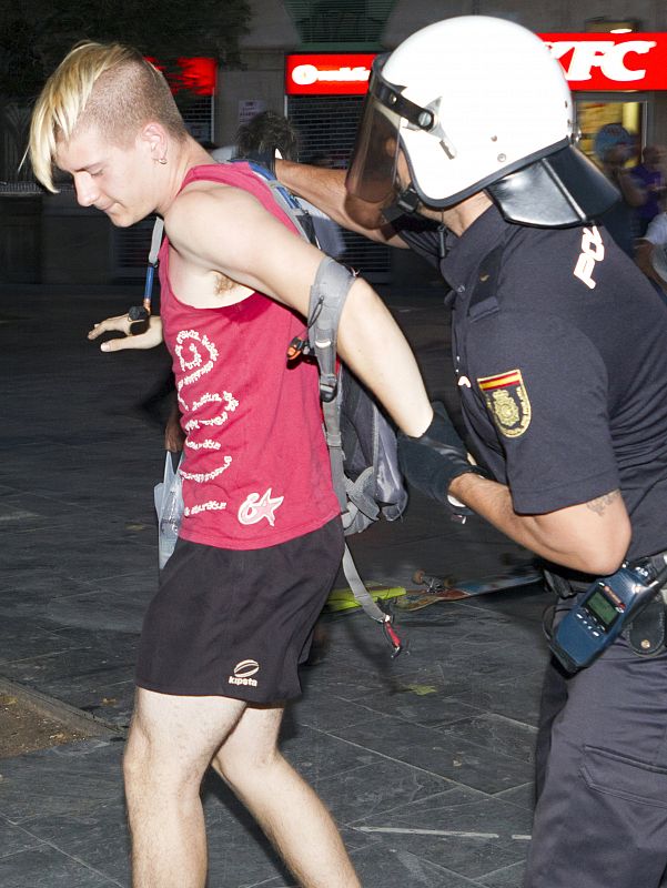 La Policía traslada a un joven que ocupaba la Plaza de España (Palma).