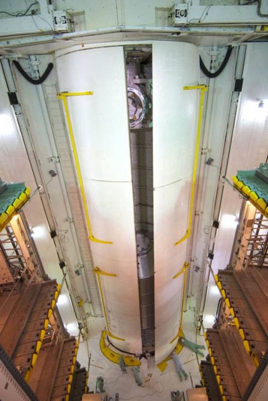 Técnicos de la NASA cierran las puertas de la bodega de carga