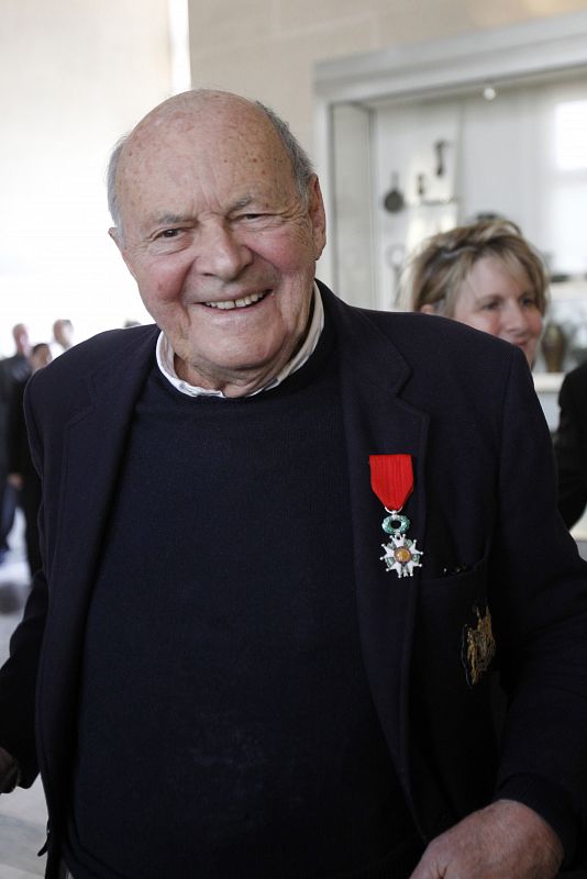 Cy Twombly en París, donde fue condecorado como caballero de la Legión de Honor.