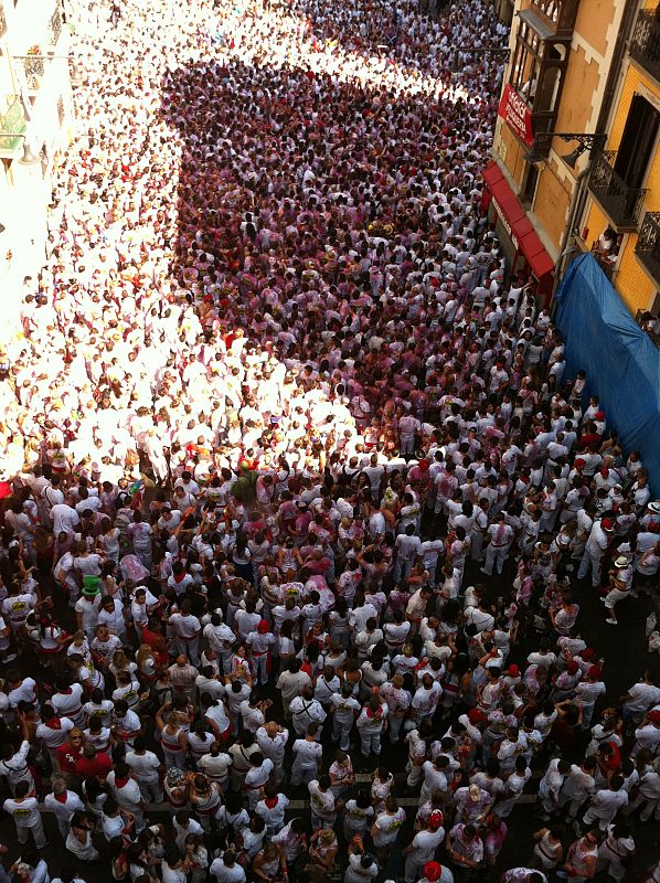 Vista general de la Plaza del Ayuntamiento, llena antes del chupinazo