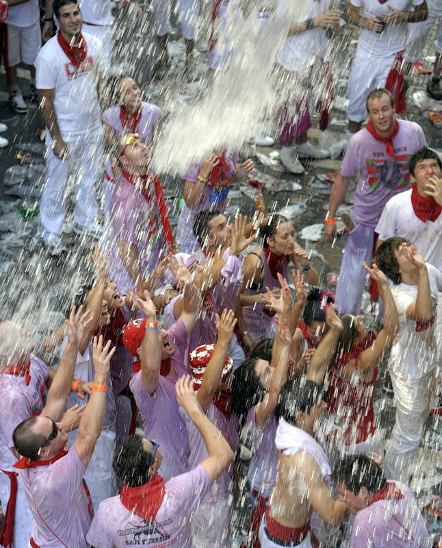 Los asistentes a la celebración se dan un "chapuzón"