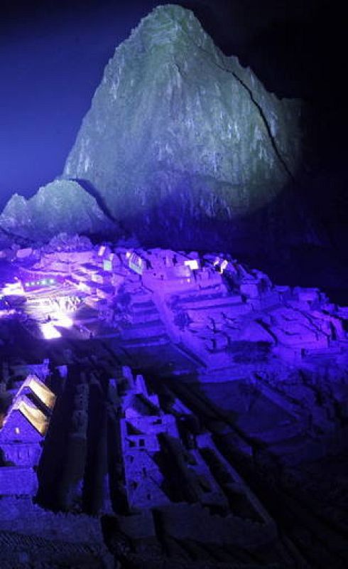 Vista iluminada de la ciudadela inca