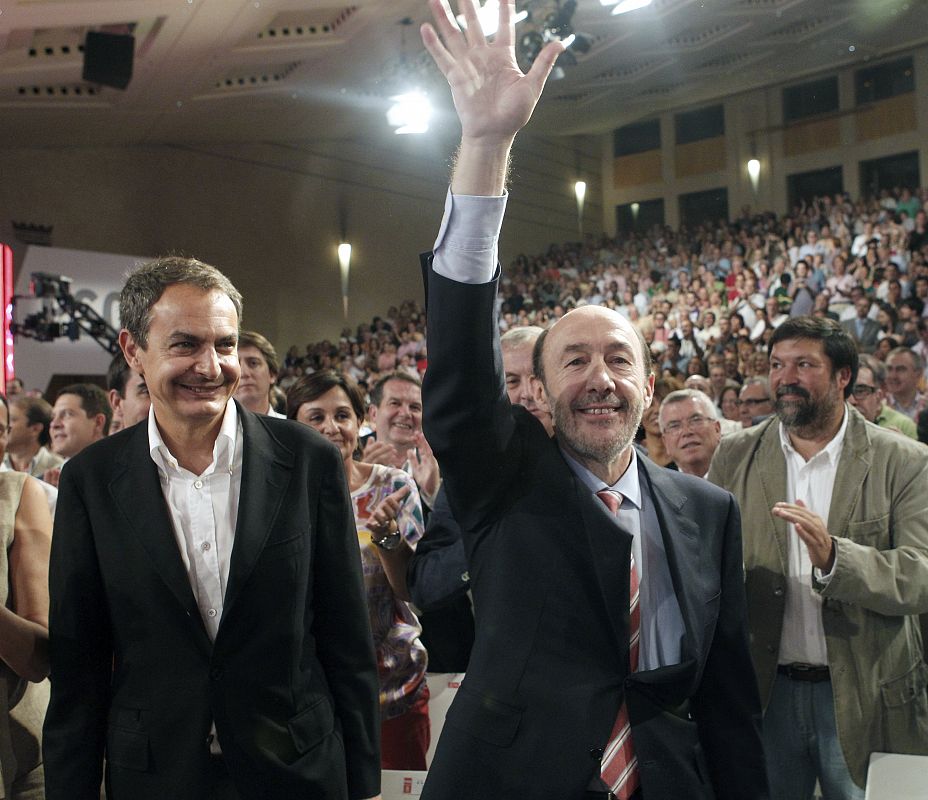 El presidente del Gobierno, José Luis Rodríguez Zapatero, junto al candidato del PSOE, Alfredo Pérez Rubalcaba.