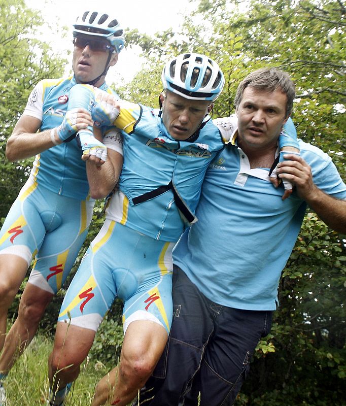 El kazajo Vinokourov tuvo que retirarse en la novena etapa del Tour a causa de una fuerte caída que marcó el final de su carrera profesional.