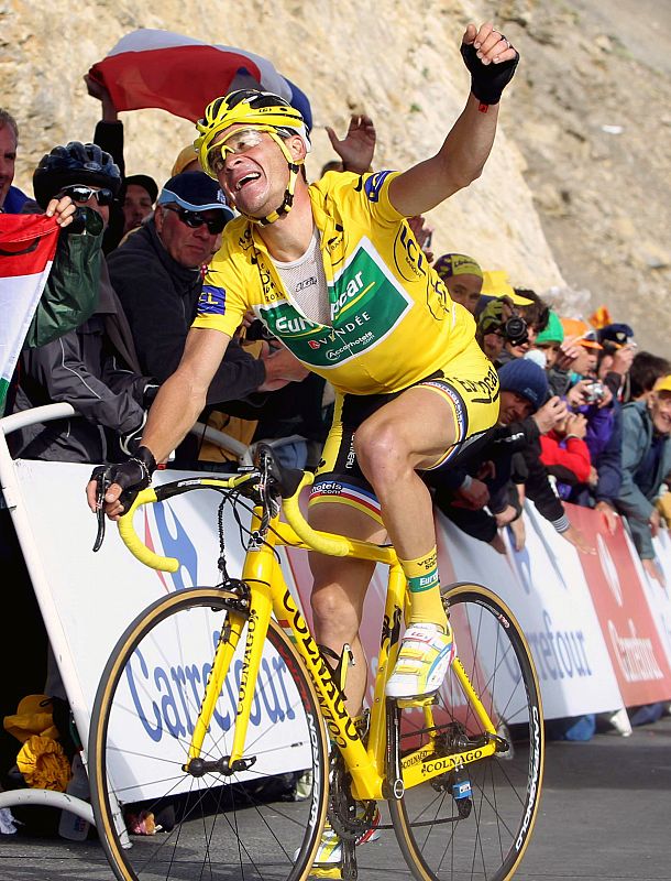 Thomas Voeckler celebra su llegada al Galibier, donde consiguió mantener, contra todo pronóstico, el maillot amarillo.