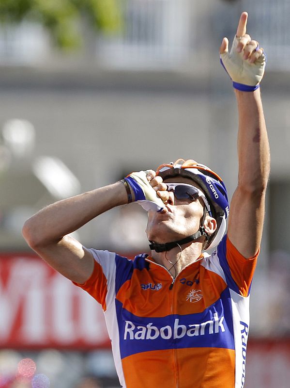 Luis León Sánchez logró la primera etapa española en el Tour 2011 en una etapa marcada por el atropello de un coche de la televisión francesa a Juan Antonio Flecha.
