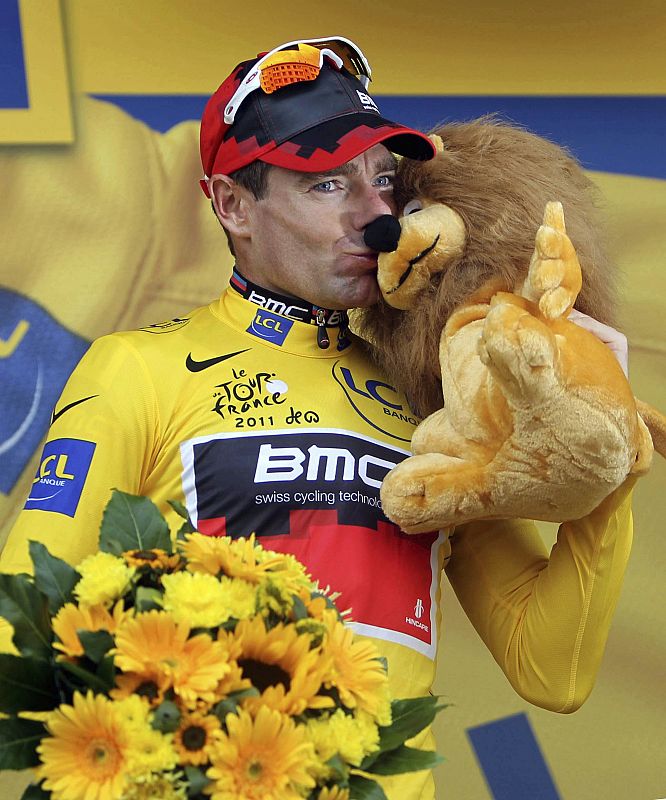 El ciclista australiano Cadel Evans (BMC) en el podio tras convertirse en el virtual vencedor de la presente edición del Tour de Francia.