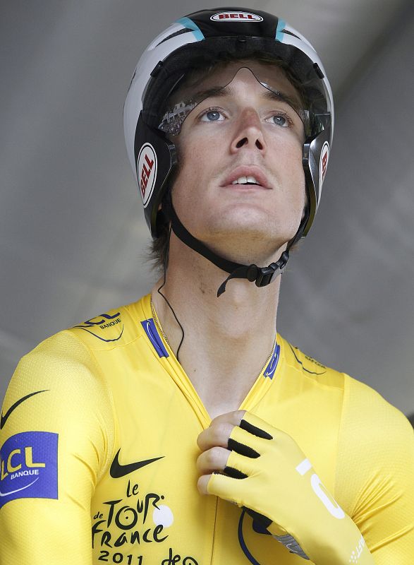 El ciclista luxemburgués del equipo Leopard-Trek, Andy Schleck, espera a la salida de la contrarreloj individual de la 20ª etapa del Tour de Francia.