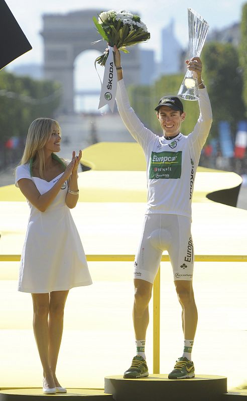 El corredor francés del Europcar, Pierre Rolland, celebra en el podio su victoria en la clasificación de los jóvenes del Tour de Francia.