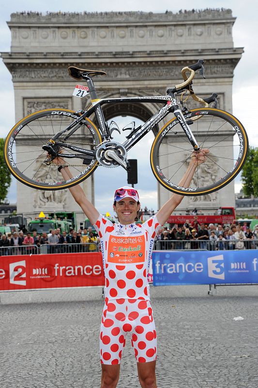 Samuel Sánchez levanta su bicicleta ante el Arco del Triunfo.