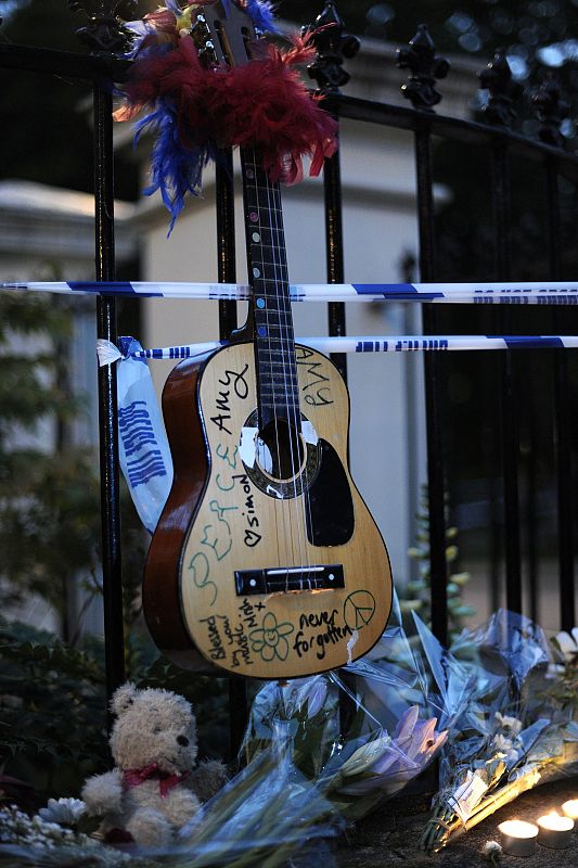Una guitarra con mensajes de despedida para la cantante de 27 años, que falleció el pasado sábado, es uno de los presentes con los que sus fans han querido homenajear a Amy Winehouse.