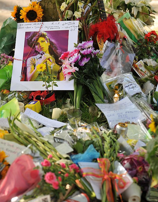 Los alrededores de la casa de Amy Winehouse están llenos de flores, fotografías y mensajes que sus fans han dejado para rendirle tributo.