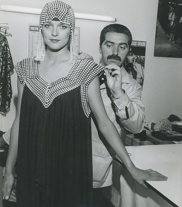 Paco Rabanne en los 70 retocando un vestido con abalorios.