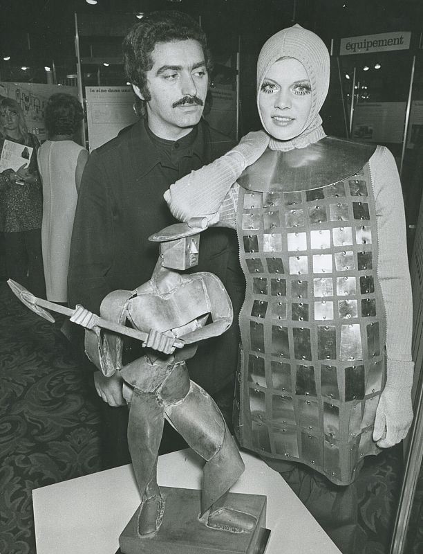 Paco Rabanne con una modelo luciendo un vestido con motivos metalizados.