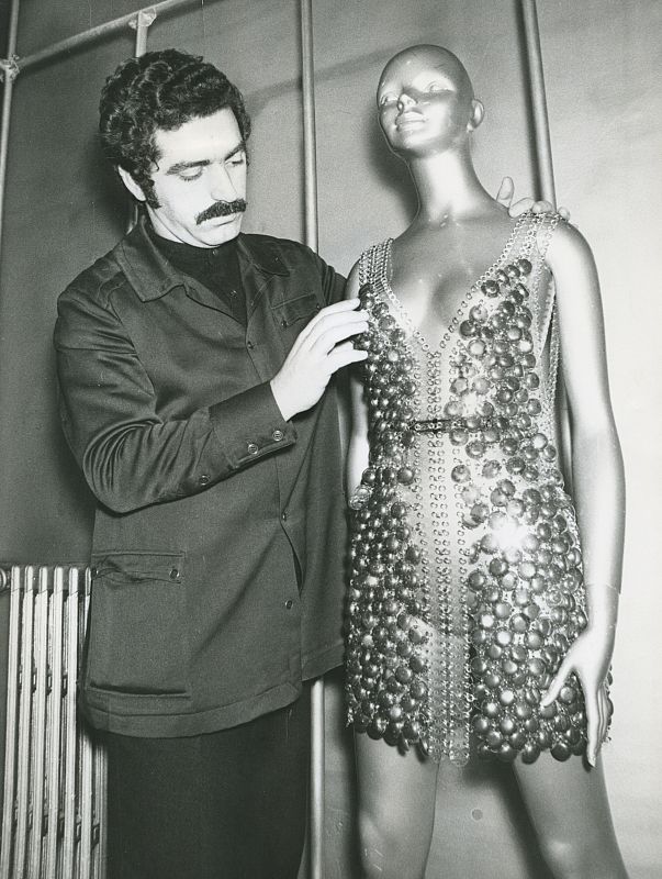 Paco Rabanne junto a una de sus creaciones metalizadas que le dieron a conocer.