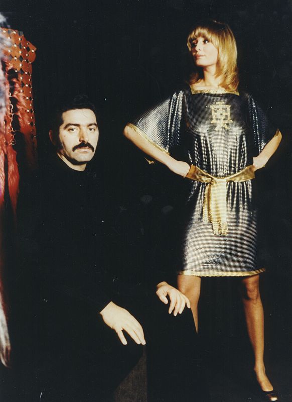 El diseñador Paco Rabanne posando junto a la modelo.