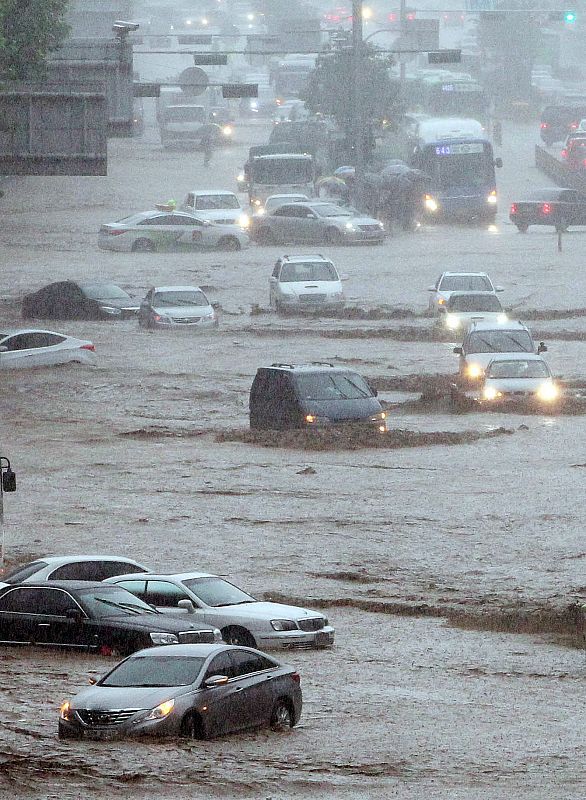 Calle de Seúl inundad por las lluvias