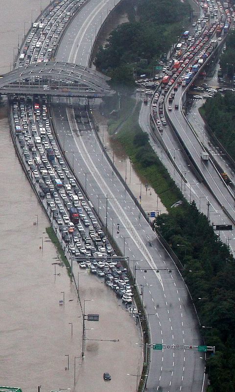 Autopista inundada en Seúl