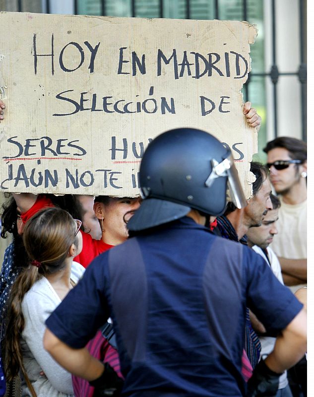 Grupo de manifestantes se manifiestan junto al Congreso