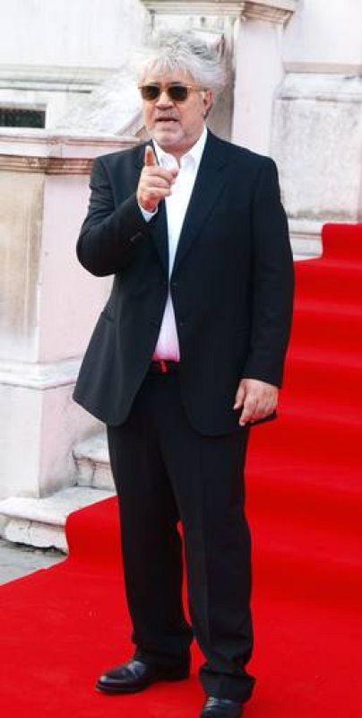  Pedro Almodóvar posa para la prensa británica en el estreno de 'La piel que habito', su última película.