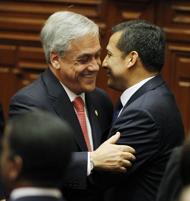 El presidente de Chile, Sebatián Pinera, felicita al recién investido presidente de Perú