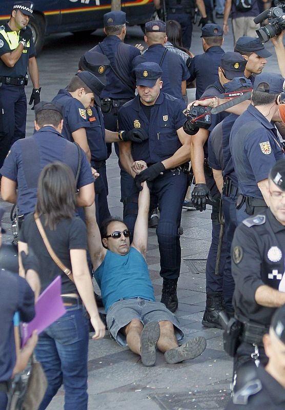 DESALOJO INDIGNADOS EN PUERTA DEL SOL