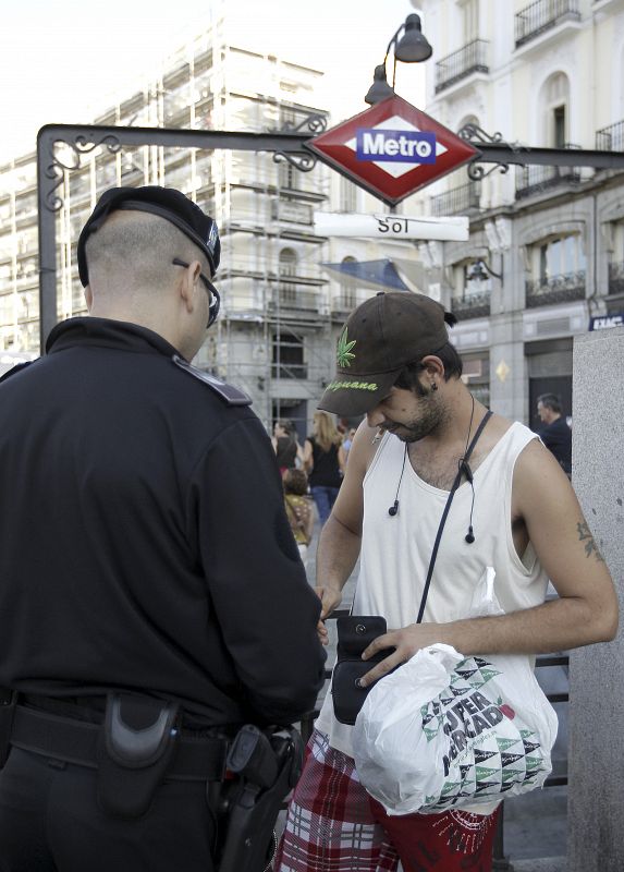 Agentes de Policía piden la documentación en uno de los accesos del Metro en la estación de Sol, que ha reabierto tras mantenerse cerrada