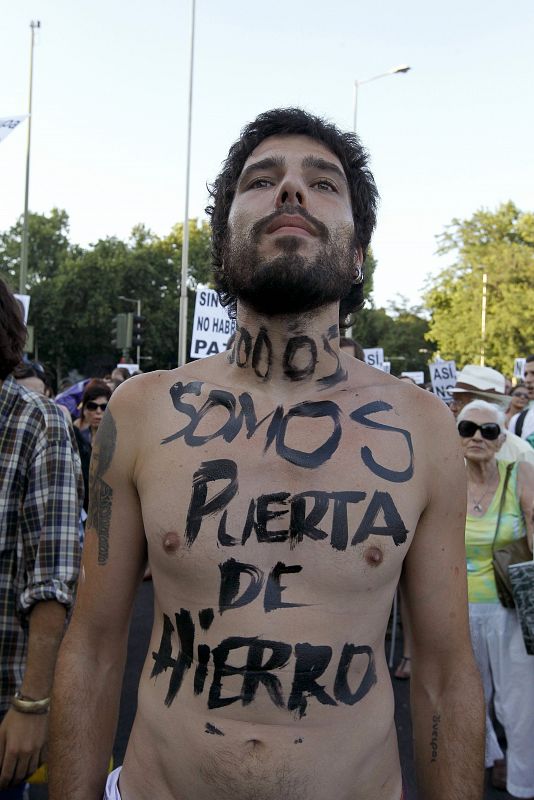 Un indignado muestra su eslogan pintado en su cuerpo durante la concentración del movimiento 15M en la plaza de Atocha, en Madrid.