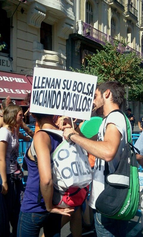 Los 'indignados' en la calle Arenal, en las inmediaciones de la Puerta del Sol, en Madrid.