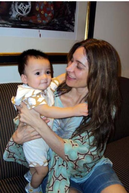 Ana Risueño con uno de los niños que le habría gustado traerse de Hong Kong