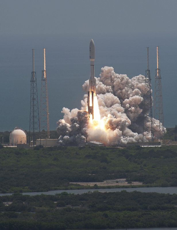 Imagen del momento del lanzamiento del cohete Atlas V en el que ha partido la sonda Juno, desde Cabo Cañaveral, (Estados Unidos)