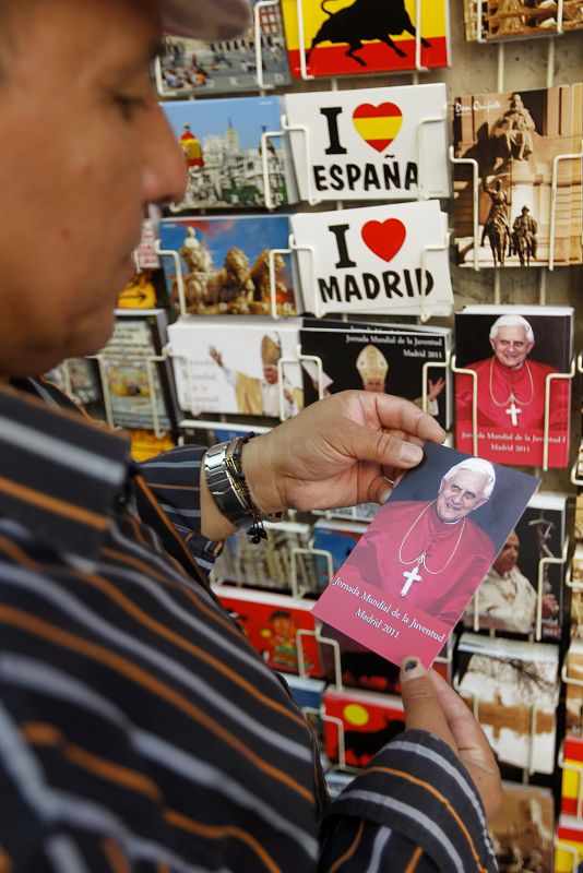 En las tiendas de "souvenirs" ya se pueden comprar postales del papa Benedicto XVI