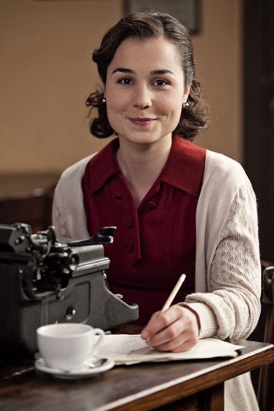 Nadia de Santiago interpreta a Asun