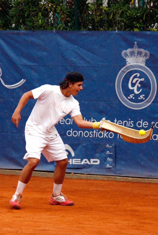 Una exhibición que mezcla el tenis con el deporte de la cesta punta en el Real Club de Tenis de San Sebastián