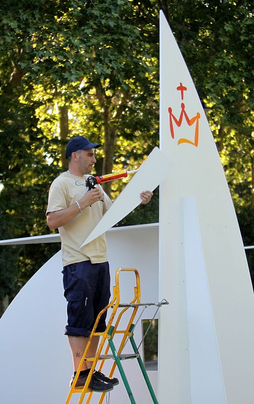 Un operario trabaja junto a uno de los 200 confesionarios instalados en el parque de El Retiro de Madrid