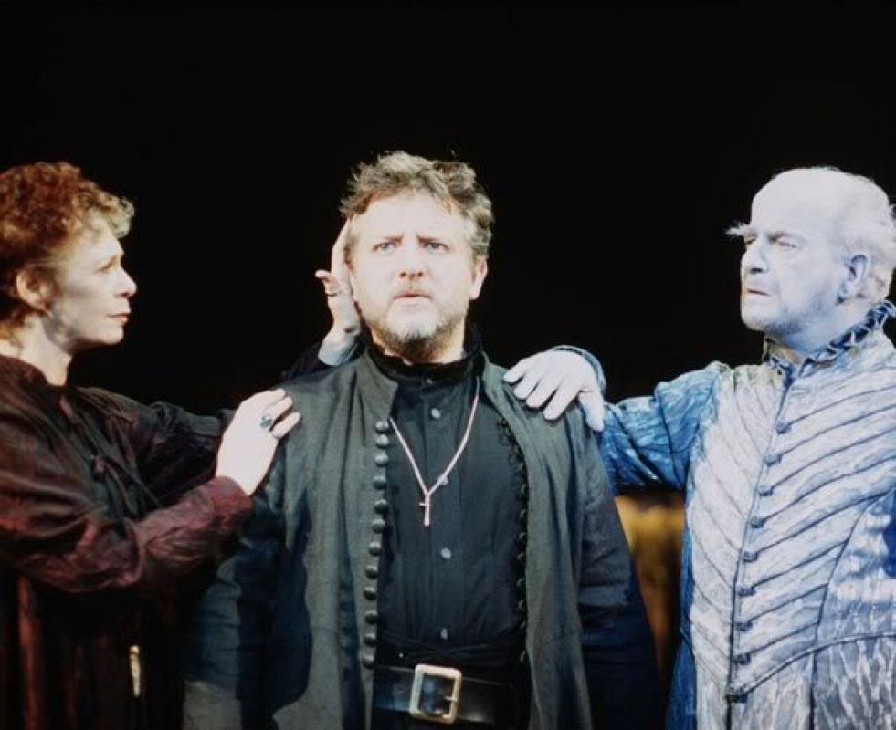 Simon Russel Beale paritcipó en 'Hamlet', la versión cinematográfica del director Kenneth Branagh. Protagoniza, con Weisz y Hiddleton, 'The deep blue sea', la última película de Terence Mallick.