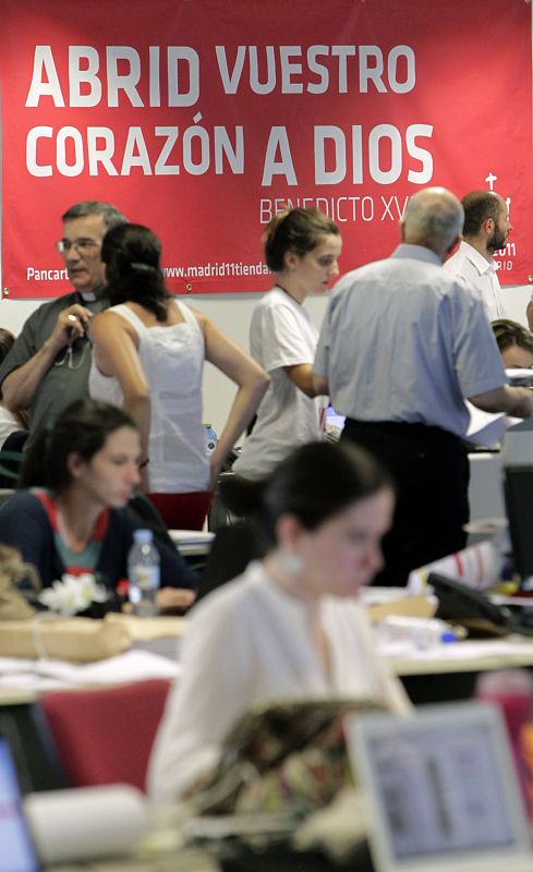 Numerosos voluntarios trabajan en el centro de coordinación de la Jornada Mundial de la Juventud