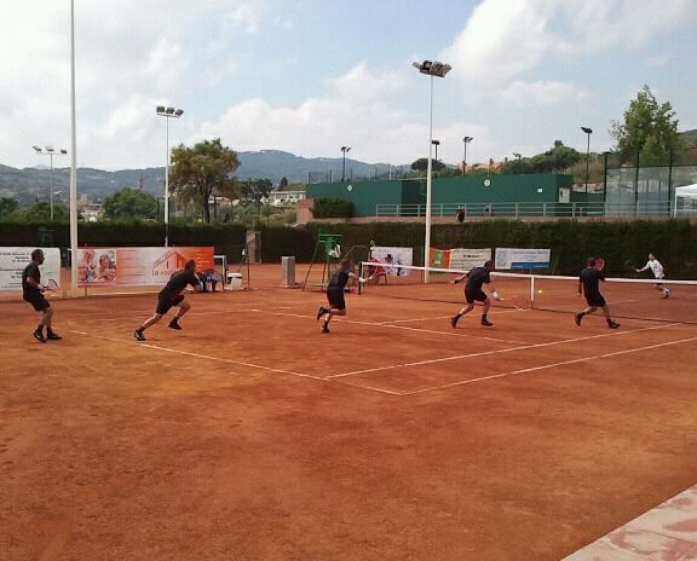 Un peloteo desde el fondo seguido de una dejada a la que corrí para hacer una contradejada.