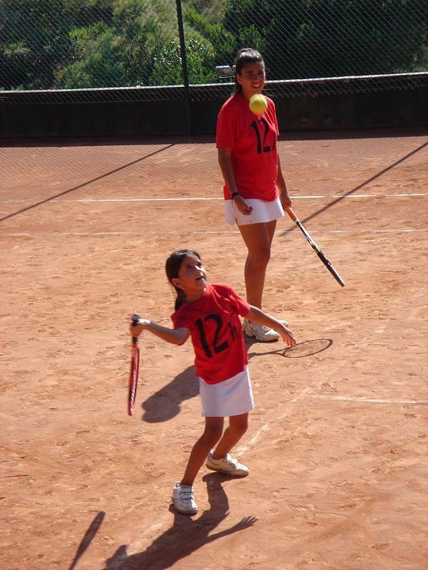 Laura y Ruth jugando unos dobles