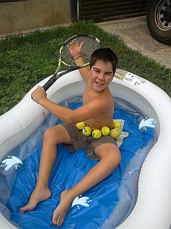 Con mi flotador de pelotas de tenis. P.D: Mi piscina se quedo sin agua