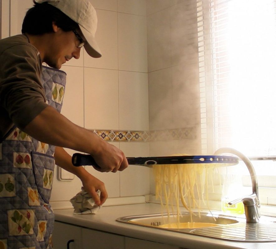 Basada en 'El apartamento' de Billy Wilder y mostrando que no es buena idea usar una raqueta para escurrir espagueti.