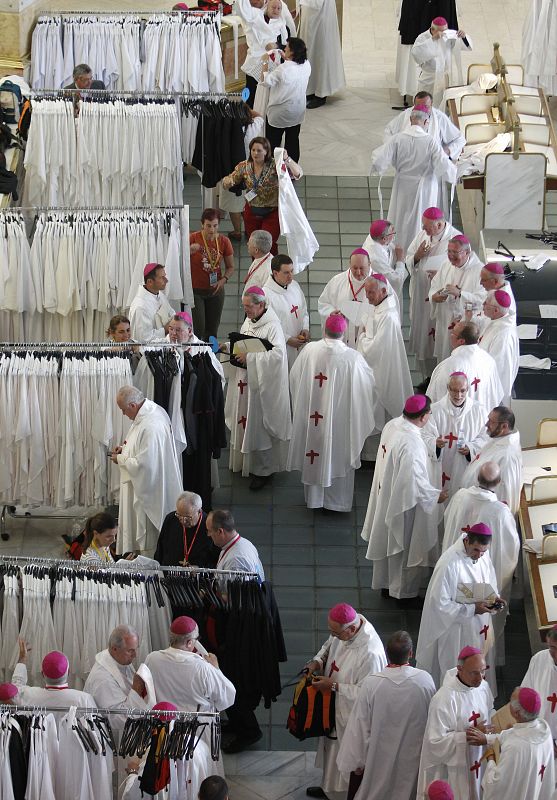 Los sacerdotes se preparan en el interior del Ayuntamiento de Madrid